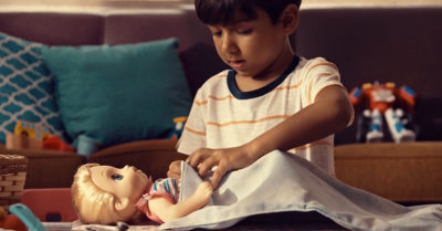 Hasbro promueve la paternidad responsable con su nueva campaña