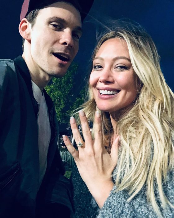 Cantante y actriz Hilary Duff se compromete con el músico y compositor Matthew Koma, pareja de novios mostrando anillo de compromiso