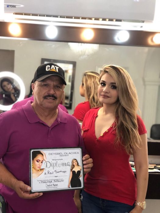 Hombre que vende maquillaje tomó clases con una maquillista profesional y obtuvo su diploma