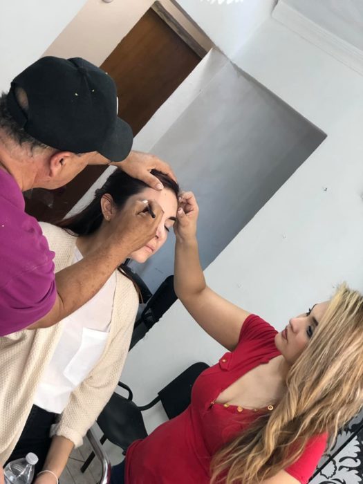 Hombre que vende maquillaje tomó clases con una maquillista profesional