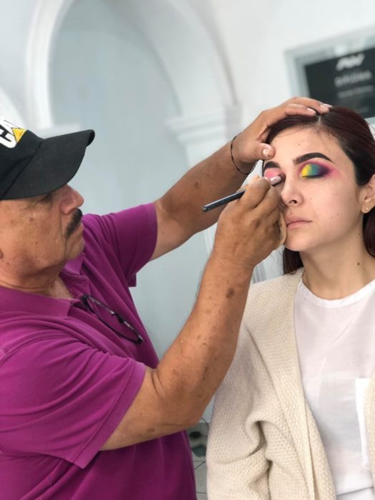 Hombre que vende maquillaje tomó clases con una maquillista profesional