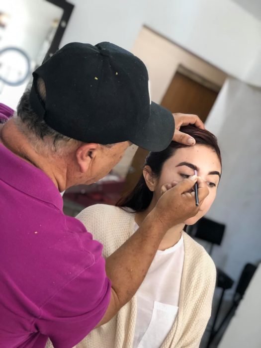 Hombre que vende maquillaje tomó clases con una maquillista profesional