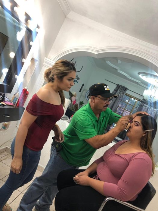 Hombre que vende maquillaje tomó clases con una maquillista profesional