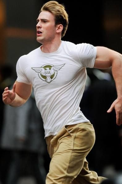 Chris Evans usando ropa clara, corriendo, mostrando sus músculos, Capitán América