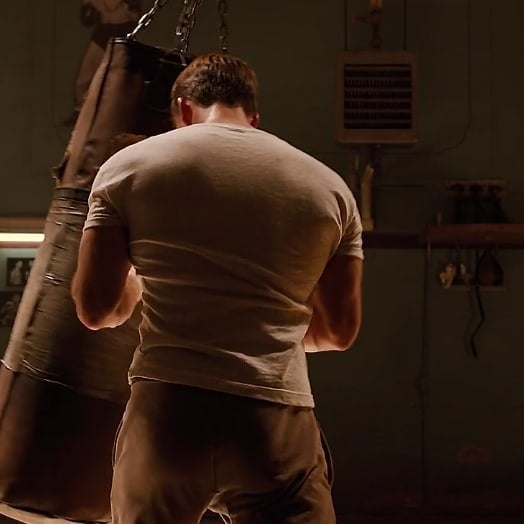 Chris Evans de espaldas practicando box, escena película Avengers, Capitán América