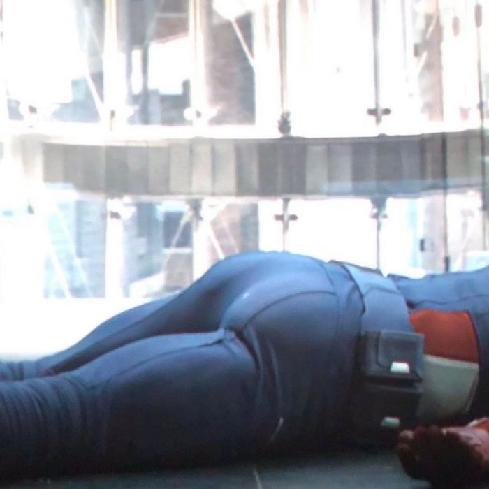 Chris Evans recostado usando traje color azul como el Capitán América