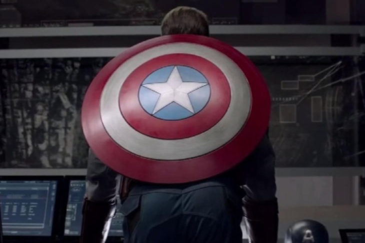 Capitán América de espaldas, mostrando su escudo, Chris Evans