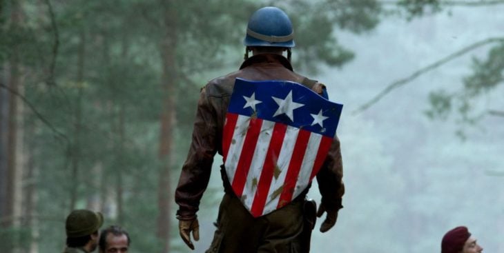 Chris Evans llevando traje de soldado en color café, escena película Capitán América: primer vengador