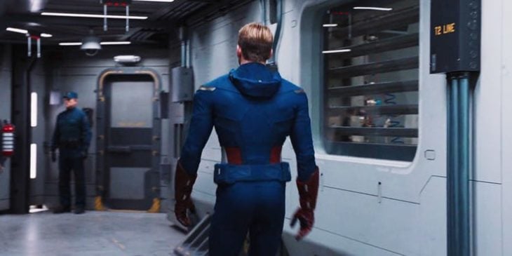 Capitán América de espaldas caminando por un pasillo con vitrales grandes, Chris Evans, Avengers