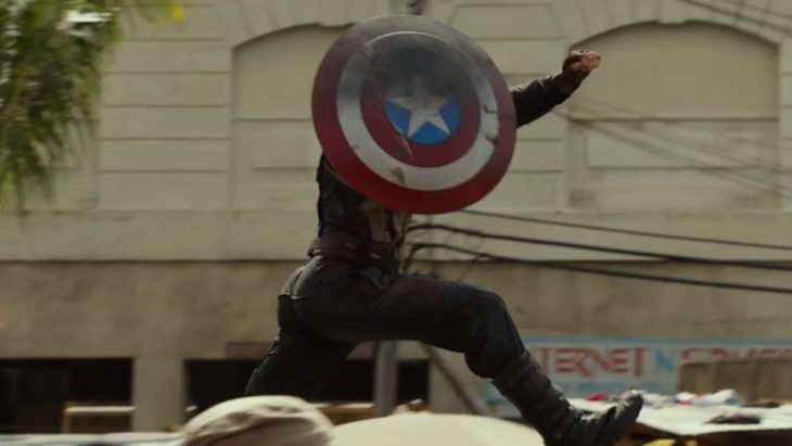 Capitán América cubriéndose con su escudo, brincado entre automóviles, Chris Evans, Avengers