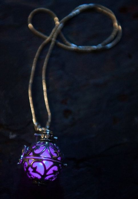 Dije de luz led con piedra brillante en tono morado, joyería inspirada en Marvel