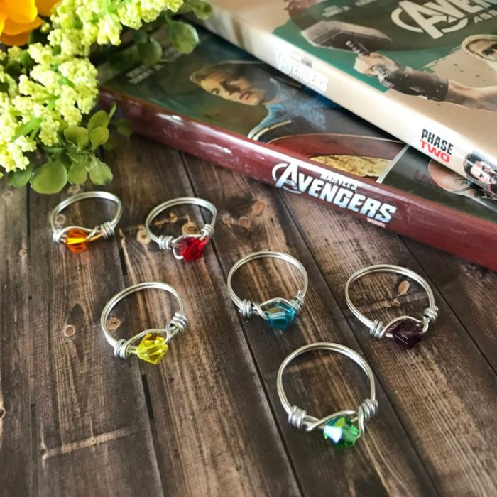 Anillos de plata delgados con piedras de colores, joyería inspirada en Marvel