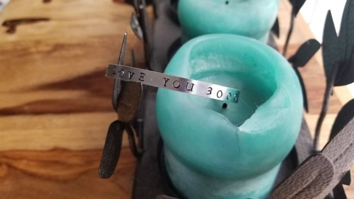 Brazalete d eplata con la frase "te amo tres mil", joyería inspirada Marvel