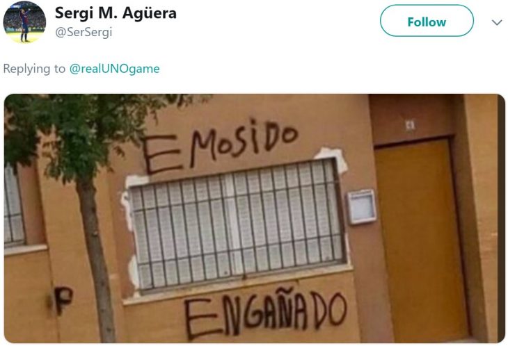 El juego de mesa UNO revela las reglas del juego: no se pueden acumular cartas, y usuarios de Twitter reaccionan; meme de hemos sido engañados, pared con grafitti 