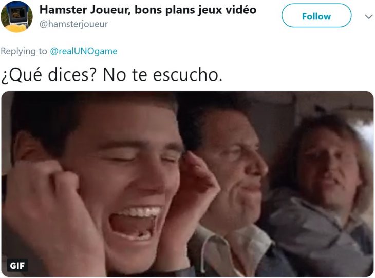 El juego de mesa UNO revela las reglas del juego: no se pueden acumular cartas, y usuarios de Twitter reaccionan; meme de Jim Carrey tapándose los oídos en película Una pareja de idiotas, "no oigo, no oigo"