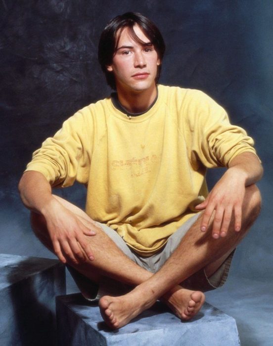 Actor Keanu Reeves joven; chico con suéter amarillo