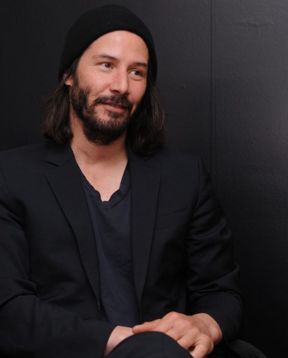 Actor Keanu Reeves, hombre con gorro, cabello largo y barba