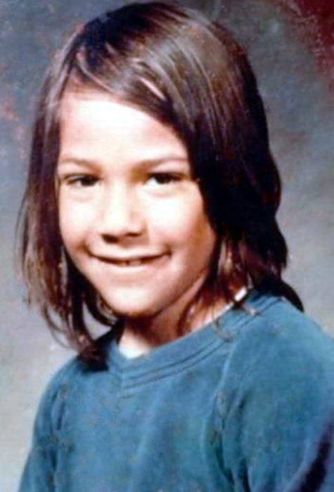 Actor Keanu Reeves joven; niño con cabello largo