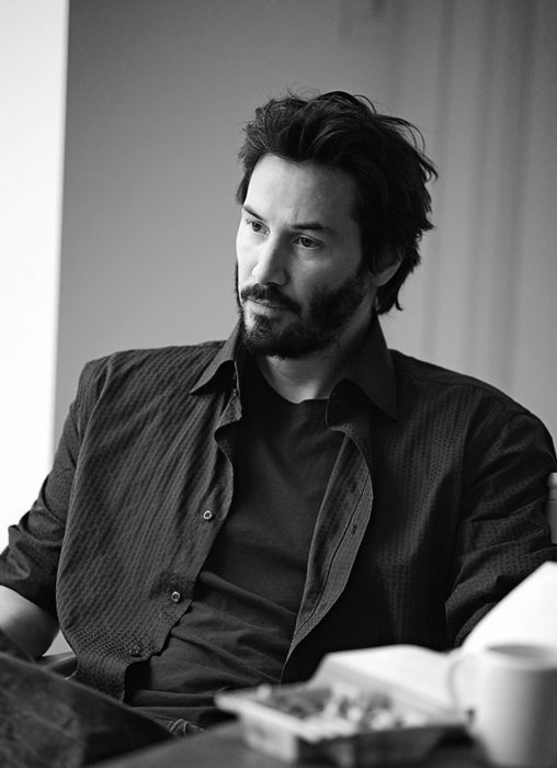 Actor Keanu Reeves con traje, cabello corto y barba