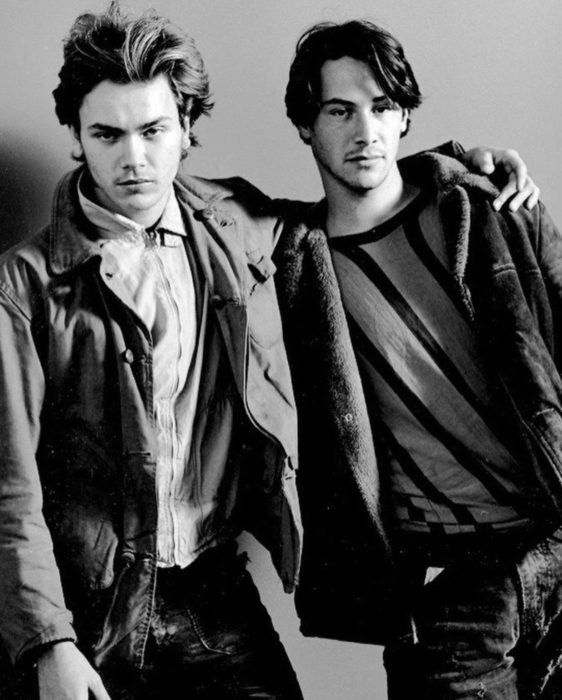 Actor Keanu Reeves joven con su mejor amigo, River Phoenix, foto en blanco y negro