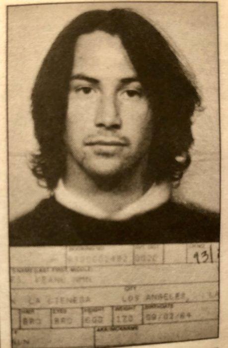 Actor Keanu Reeves joven; mugshot o foto policial de su arresto en 1993