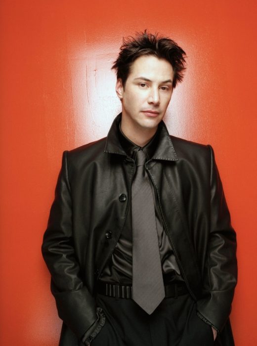 Actor Keanu Reeves joven, hombre posando para foto con traje negro y cabello corto