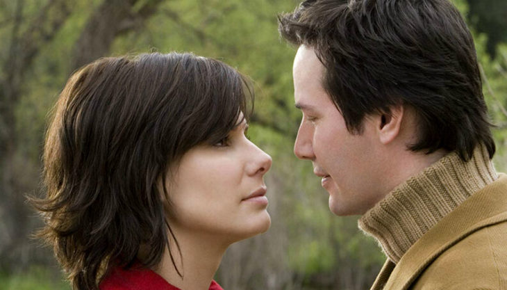 Sandra Bullock y Keanu Reeves mirándose a los ojos, escena d ela película La casa del lago 