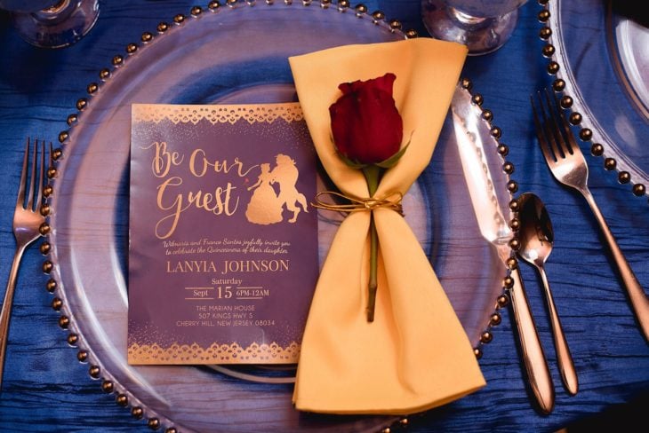 Ideas para quinceañera estilo La Bella y la Bestia de Disney; platos con perlas doradas, con una rosa