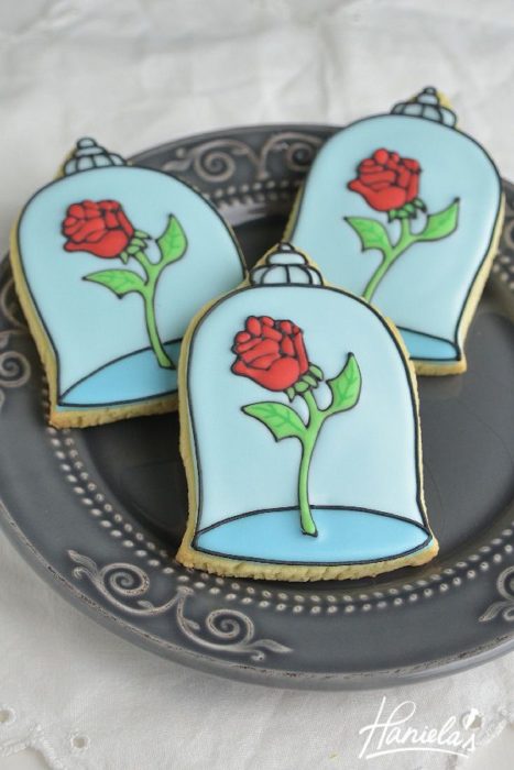 Ideas para quinceañera estilo La Bella y la Bestia de Disney; galletas con forma de rosa dentro de cristal