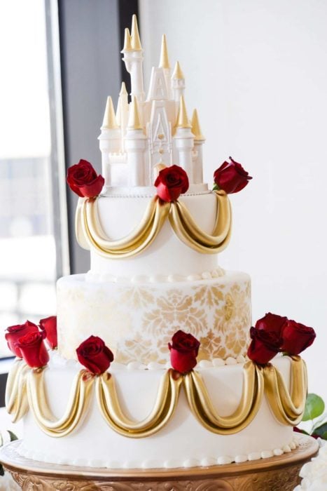 Ideas para quinceañera estilo La Bella y la Bestia de Disney; pastel blanco en forma de castillo con rosas