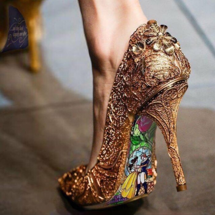 Ideas para quinceañera estilo La Bella y la Bestia de Disney; zapatillas doradas con ornamentos y adorno de princesas en la suela