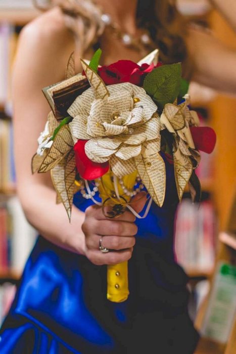 Ideas para quinceañera estilo La Bella y la Bestia de Disney; ramo de flores hecho con páginas de libros