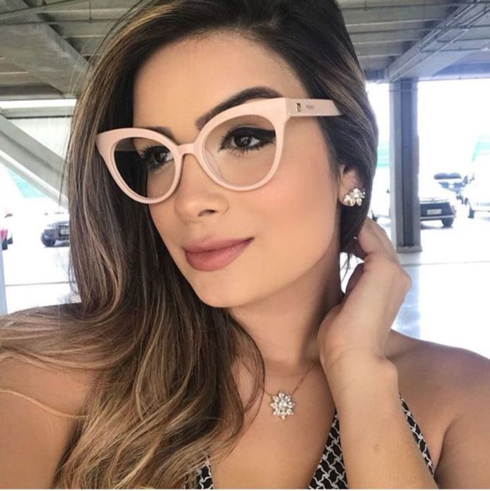 Chica posando para una selfie en la que muestra sus gafas de color nude 