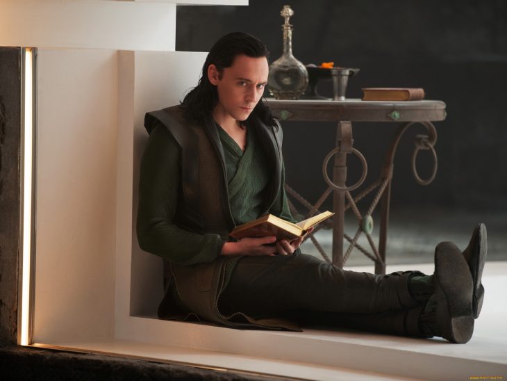 Actor Tom Hiddleston como Loki, hermano de Thor en Avengers, Marvel, leyendo un libro