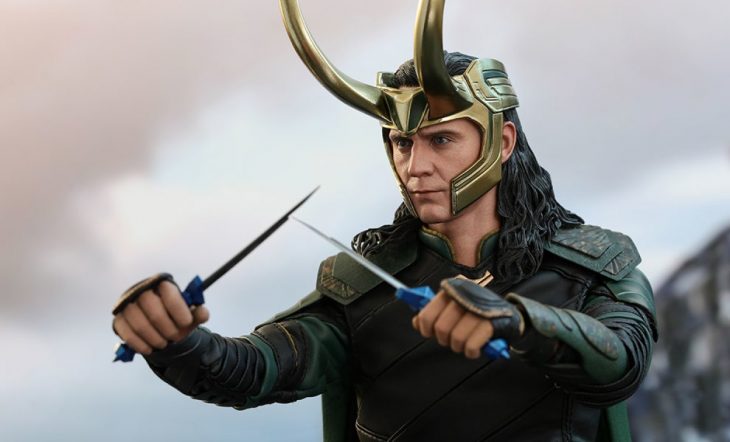 Actor Tom Hiddleston como Loki, hermano de Thor en Avengers, Marvel, usando casco dorado con cuernos largos