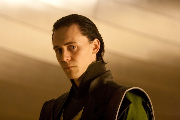 Actor Tom Hiddleston como Loki, hermano de Thor en Avengers, Marvel, hombre de cabello corto y negro