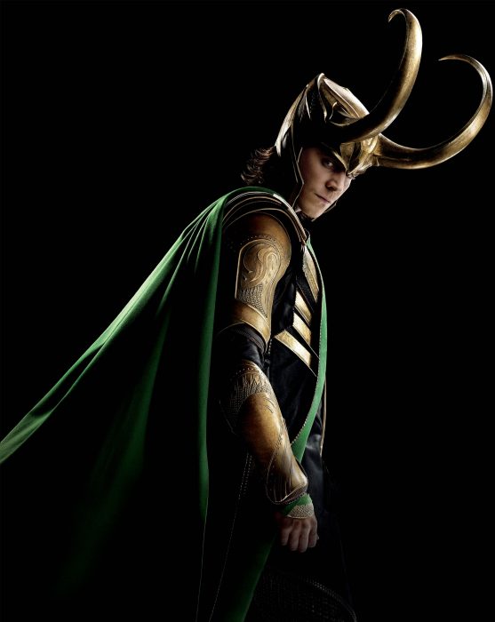 Actor Tom Hiddleston como Loki, hermano de Thor en Avengers, Marvel, usando su casco dorado con cuernos largos y capa verde