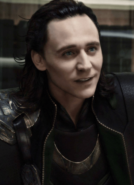 Actor Tom Hiddleston como Loki, hermano de Thor en Avengers, Marvel, hombre de cabello largo y negro