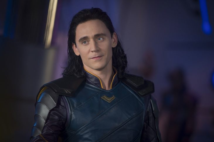 Actor Tom Hiddleston como Loki, hermano de Thor en Avengers, Marvel, hombre de cabello largo y negro con uniforme