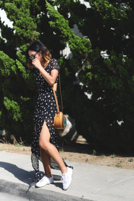 Looks de primavera; chica de cabello corto, negro con degradado tipo ombré, usando vestido con tela de gasa larga con abertura hasta el muslo, con tenis blancos y bolsa de mano tipo vintage