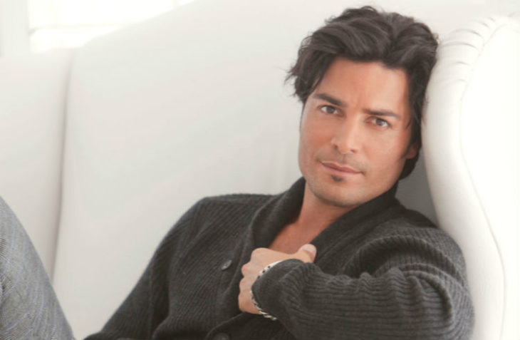 Cantante Chayanne recostado en un sofá mientras mira fijamente a la camara 