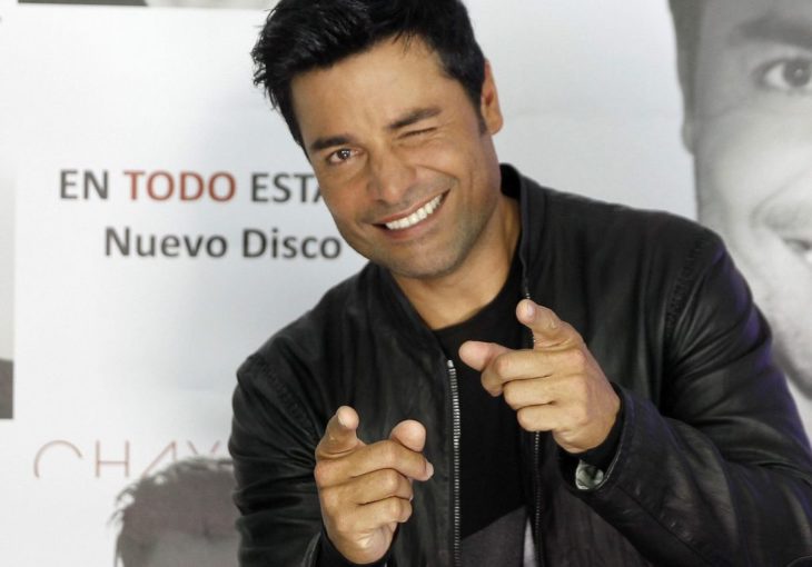 Cantante Chayanne sonriendo y levantando los pulgares mientras da una entrevista 