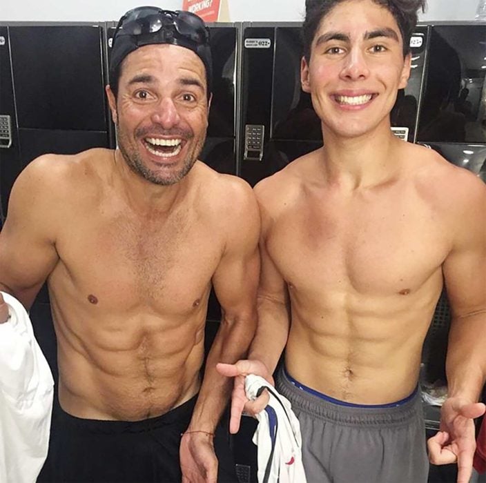 Chayanne posando junto a su hijo lorenzo en una fotografía mientras ambos salen del gimnasio 