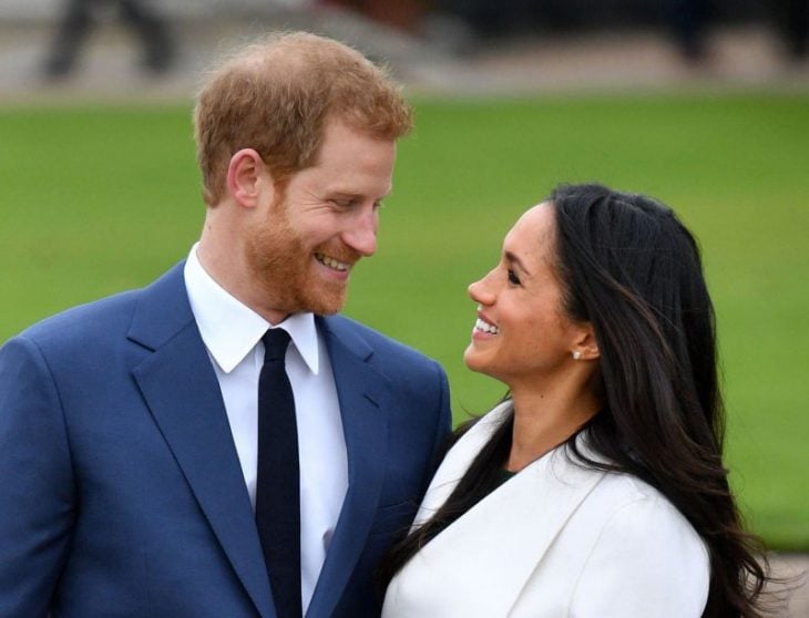Meghan Markle y el príncipe Harry mirándose a los ojos fuera de un jardín tras anunciar su compromiso 