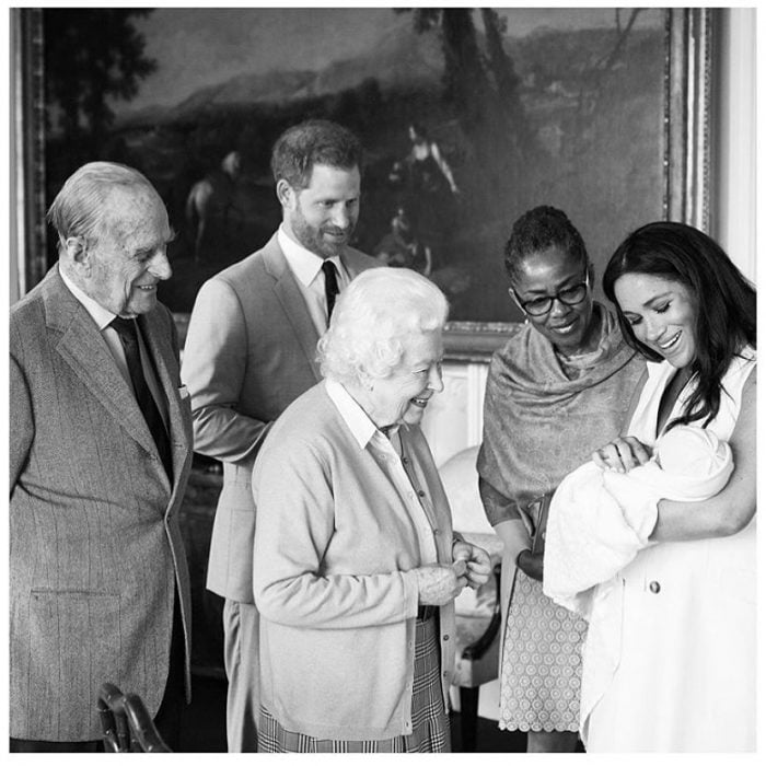 Meghan Markle y el príncipe Harry, La reina Isabel II y el príncipe Carlso dando la bienvenida al bebé Archie Harrison Mountbatten- Windsor