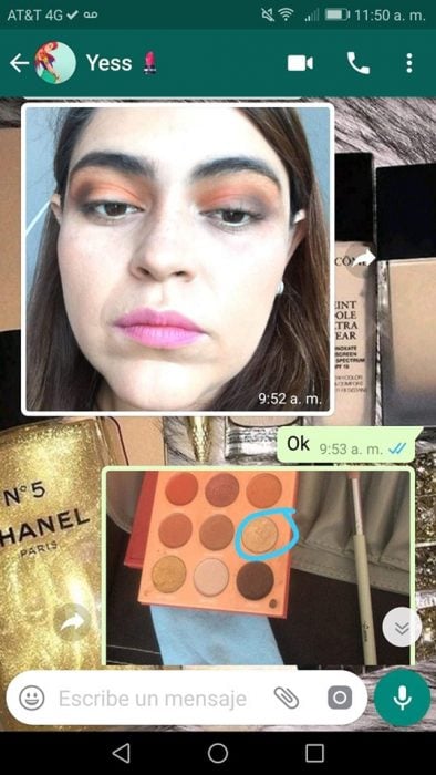 Chica se maquilla sola gracias a su mejor amiga que le da instrucciones por mensaje de Whatsapp