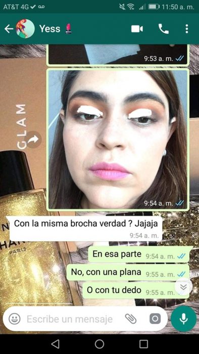 Chica ayuda a su mejor amiga a maquillarse vía Whatsapp