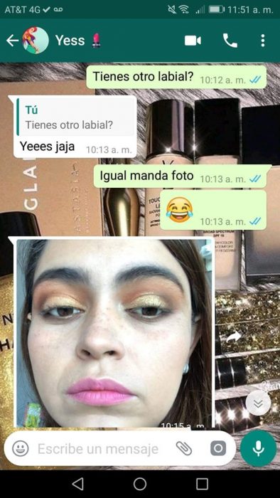 Chica ayuda a su mejor amiga a maquillarse vía Whatsapp