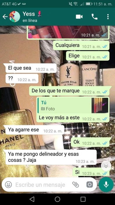 Chica ayuda a su mejor amiga a maquillarse vía Whatsapp