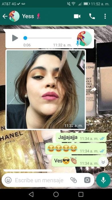 Chica ayuda a su mejor amiga a maquillarse vía Whatsapp